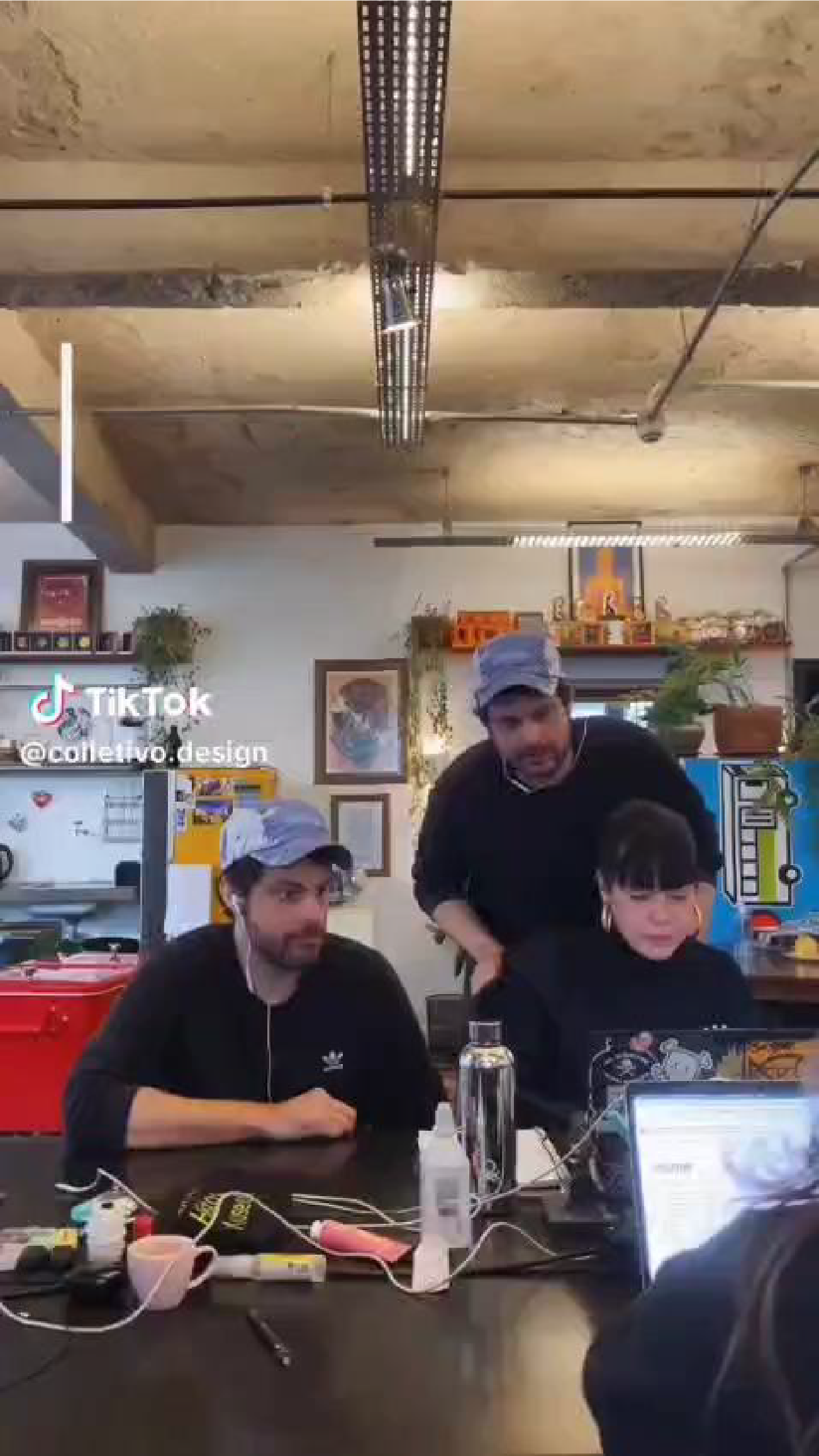 TikTok — equipe trabalhando no estúdio
